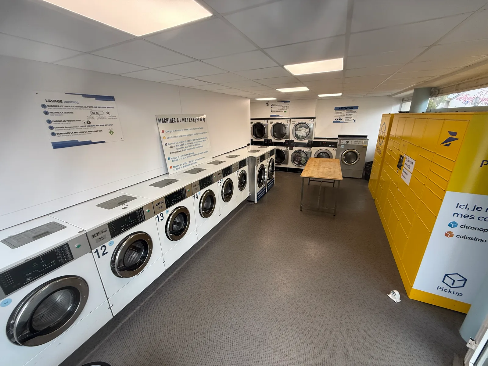 Les machines à laver et les casiers à colis